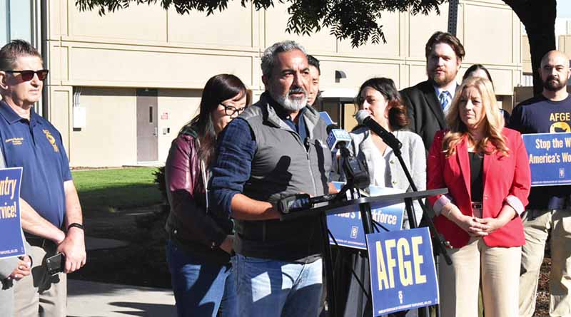 Federal airport workers on the job with no pay